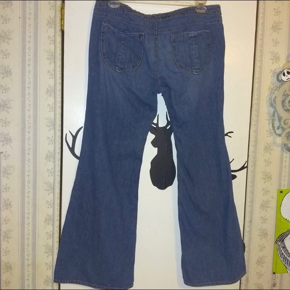 NWOT Old Navy Bell Bottom Flare Jeans - Picture 2 of 3